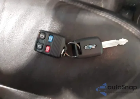 2011 Lincoln Town Car Signature Limited из США, поврежденный, VIN 2LNBL8CV6BX762433